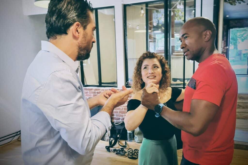 Explications données à des élèves pendant un cours de tango argentin à Strasbourg