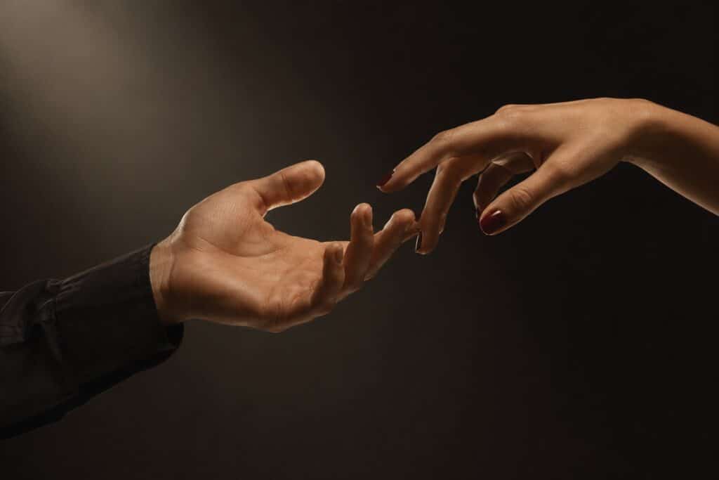 Deux mains se rejoignent dans une invitation à danser le tango à Strasbourg